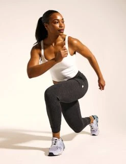 Vuori Daily Crop - White -The Sports Edit 160223 TSE WW EDITORIAL 0097 d3e9d30a 9312 4976 b2dc 02b98eb2fe2e