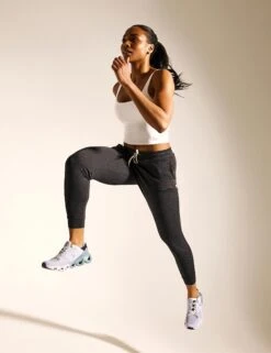 Vuori Performance Jogger - Charcoal Heather -The Sports Edit 160223 TSE WW EDITORIAL 0108