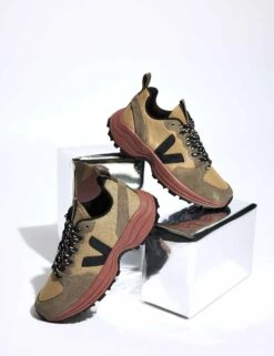 Veja Venturi Alveomesh - Dune Black -The Sports Edit 311023 TSE EDITORIAL 0794 1