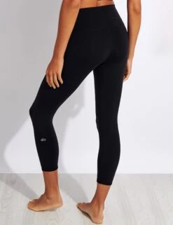 High Waisted Airbrush Capri - Black -The Sports Edit Alo Yoga HIGH WAIST AIRBRUSH CAPRI W5475R BLACK 0003