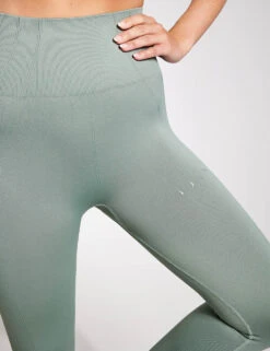 Born Nilay Seamless Legging - Sage 9 Born Nilay Seamless Legging - Sage -The Sports Edit BORN Nilay Seamless Legging I22SM80 L Sage 0004