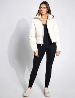 Cropped Puffer - Snow -The Sports Edit Girlfriend Collective CROPPED PUFFER 2000 SNOW 0008