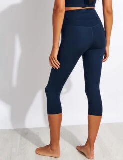 Compressive High Waisted Capri Legging - Midnight 8 Compressive High Waisted Capri Legging - Midnight -The Sports Edit Girlfriend Collective GC COMPRESSIVE HIGH RISE LEGGING CAPRI 4012 TC MIDNIGHT 0017