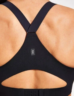On Running Endurance Bra - Black 9 On Running Endurance Bra - Black -The Sports Edit ON Endurance Bra Black 1WE10211910 0004