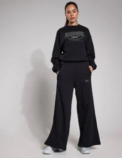 Reebok Classics Archive Essentials Crew Sweatshirt - Black -The Sports Edit Reebok Classics Archive Essentials Crew Sweatshirt Black 100205213BLACKS 0013