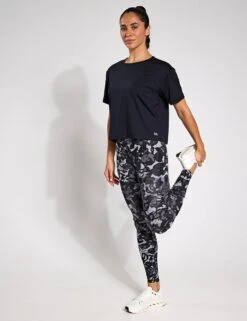 Under Armour Motion Short Sleeve - Black/White 9 Under Armour Motion Short Sleeve - Black/White -The Sports Edit Under Armour Motion Short Sleeve Black White 1379178 003S 0015