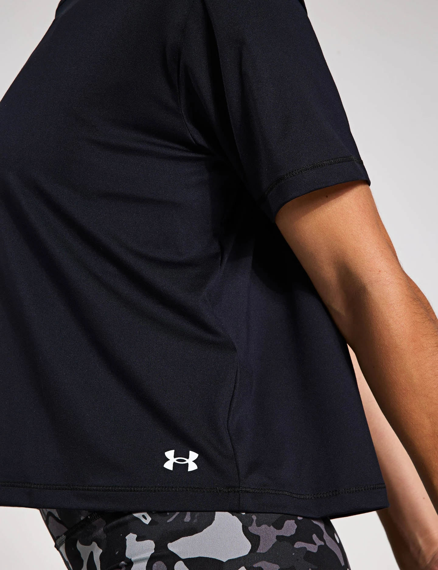Under Armour Motion Short Sleeve - Black/White 5 Under Armour Motion Short Sleeve - Black/White - Image 3