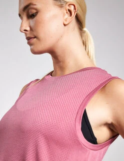 Varley Page Seamless Crop Tank - Rose Wine -The Sports Edit VARLEY page seamless crop tank VAR01333 rose wine 0015
