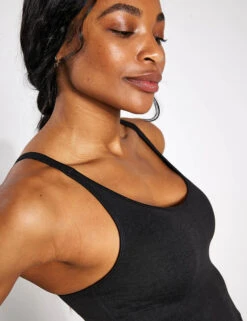 Vuori Halo Performance Crop - Black 11 Vuori Halo Performance Crop - Black -The Sports Edit VUORI HALO PERFORMANCE CROP VW1005 HBK BLACK HEATHER 0005