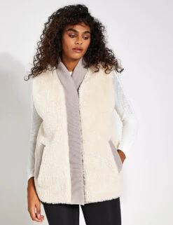 Varley Covey Reversible Quilt Gilet - Dove/Sandshell -The Sports Edit Varley Covey Reversible Quilt Gilet VAR01598 Dove Sandshell 0033