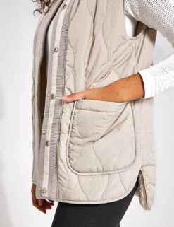 Varley Covey Reversible Quilt Gilet - Dove/Sandshell -The Sports Edit Varley Covey Reversible Quilt Gilet VAR01598 Dove Sandshell 0035