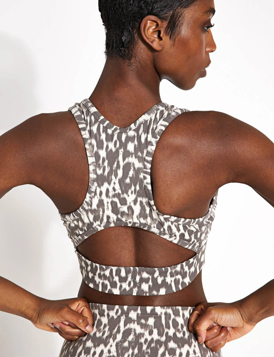 Varley Move Walsh Bra - Roasted Cashew Brushed Spot 4 Varley Move Walsh Bra - Roasted Cashew Brushed Spot - Image 2