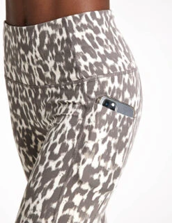 Varley Move Pocket Legging High 25" - Roasted Cashew Brushed Spot 8 Varley Move Pocket Legging High 25" - Roasted Cashew Brushed Spot -The Sports Edit Varley Move pocket legging high 25 VAR01091 BLA Roasted Cashew Brushed Spot 0004