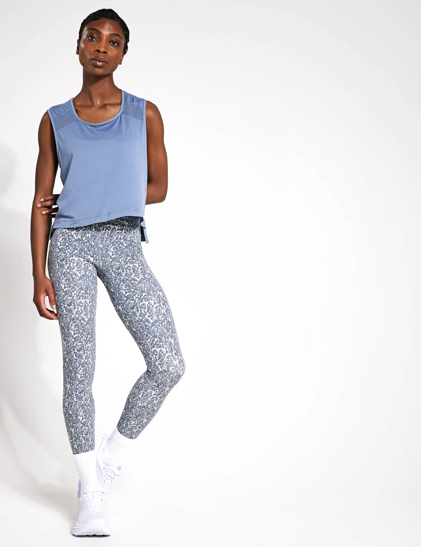 Varley Move Pocket Legging High 25" - Watercolour Stone Blue Floral 6 Varley Move Pocket Legging High 25" - Watercolour Stone Blue Floral - Image 4