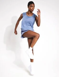 Varley Nova Seamless Crop Tank - Stone Blue 9 Varley Nova Seamless Crop Tank - Stone Blue -The Sports Edit Varley Nova seamless crop tank VAR01945 BLU Stone blue 0011