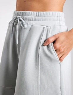 Varley Alder High Waisted Short 5" - Mirage Grey -The Sports Edit Varley Sweats Alder High Waisted Short 5 Mirage Grey 0004