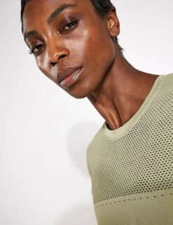 Varley Calloway Boxy Tee - Tea 8 Varley Calloway Boxy Tee - Tea -The Sports Edit Varley calloway boxy tee VAR01779 BEI Tea 0027