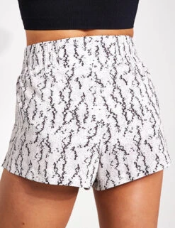 Varley Kallin Running Short 1.5" - Sand Fragment Snake -The Sports Edit Varley kallin running short 1 5 VAR00738 SNA 0024