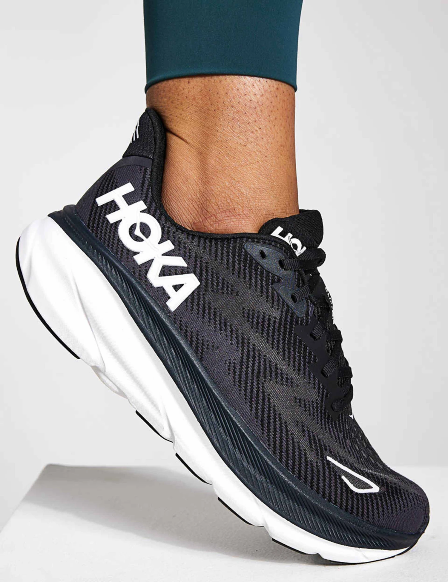 Hoka Clifton 9 - Black/White 4 Hoka Clifton 9 - Black/White - Image 2