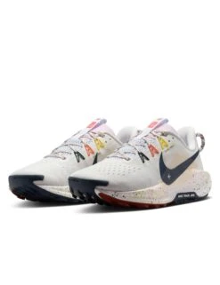 Nike Pegasus Trail 5 Shoes - Summit White/Armory Navy/Football Grey -The Sports Edit nike pegasus trail 5 shoes white navy grey dv3865 102 3