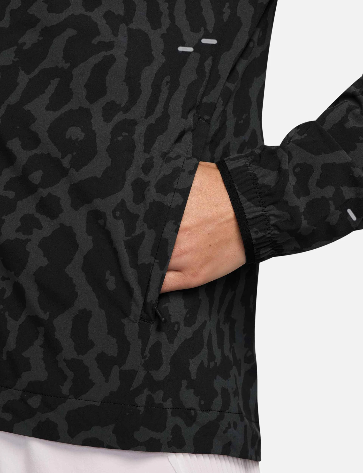 Nike Swift Dri-FIT Running Jacket - Black/Anthracite/Reflective Silver 5 Nike Swift Dri-FIT Running Jacket - Black/Anthracite/Reflective Silver - Image 3