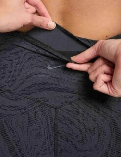 Nike Zenvy High Waisted 7/8 Printed Leggings - Black/Dark Smoke Grey -The Sports Edit nike zenvy high waisted 7 8 printed leggings black grey hv2462 010 3