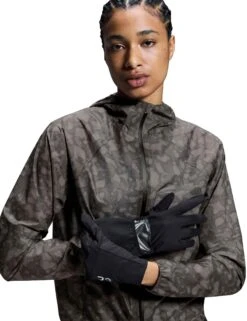 On Running Core Glove - Black -The Sports Edit on running w core glove black 2ue30510553 3