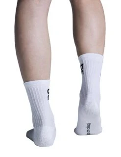 On Running Logo Sock High 3P - White -The Sports Edit on running w logo sock high 3p white 2uf10310069 2