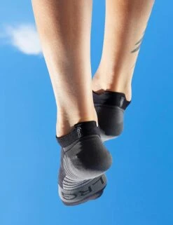 On Running Low Sock - Black/Shadow -The Sports Edit on running w low sock black shadow 2