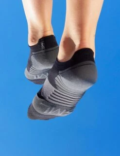 On Running Low Sock - Black/Shadow -The Sports Edit on running w low sock black shadow 3