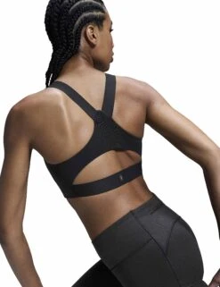 On Running Performance Bra Lumos - Black -The Sports Edit on running w performance bra lumos black 1we30310553 5
