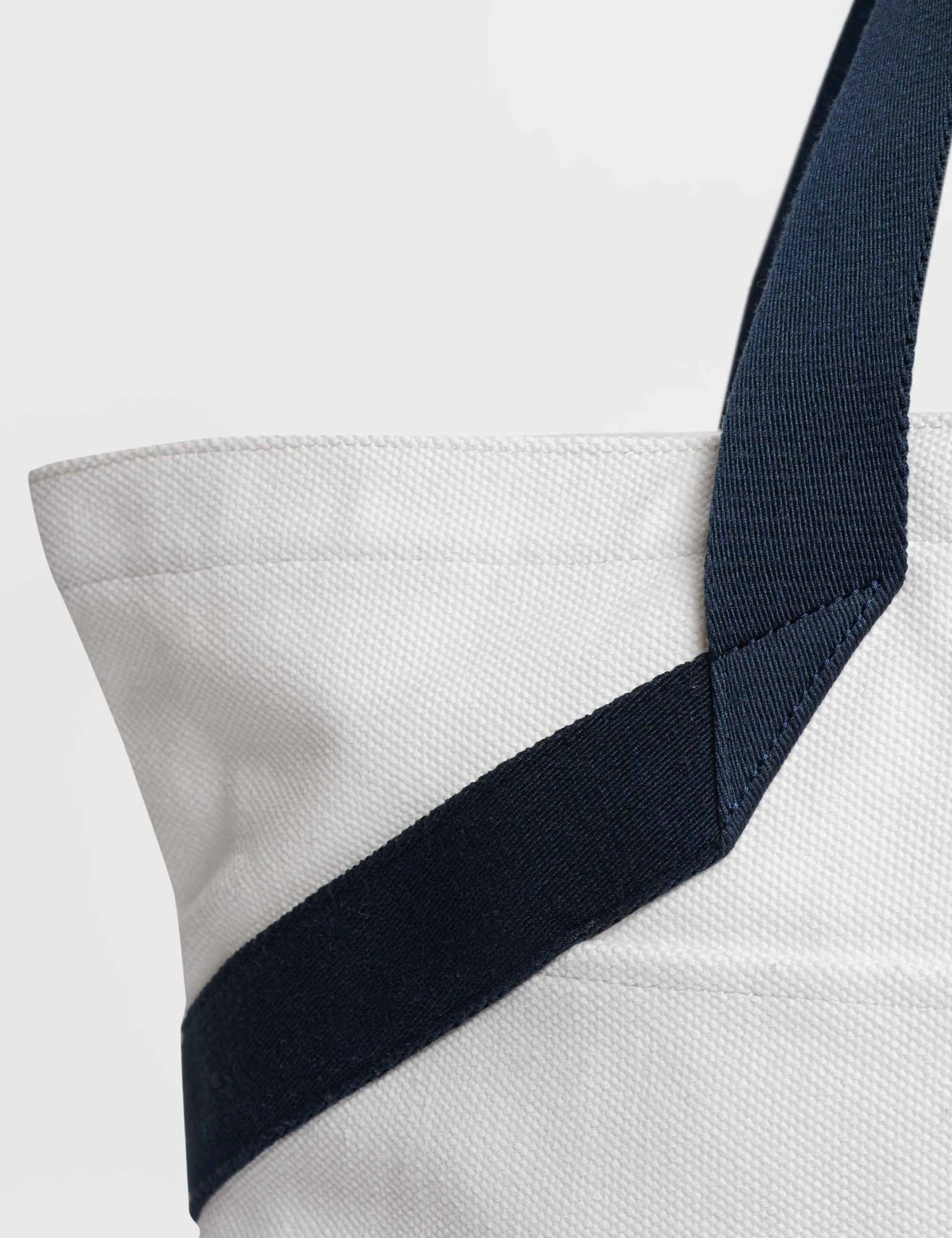 Sweaty Betty Essentials Canvas Tote - Lily White 5 Sweaty Betty Essentials Canvas Tote - Lily White - Image 3