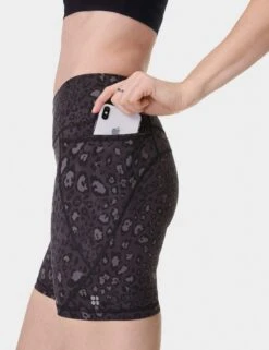 Sweaty Betty Power 6" Cycling Shorts - Black Luxe Leopard 12 Sweaty Betty Power 6" Cycling Shorts - Black Luxe Leopard -The Sports Edit sweaty betty power 6in cycling shorts black luxe leopard 2 sb4822p 2