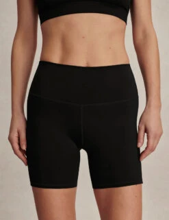 Varley The Freesoft Shorts Set - Black -The Sports Edit varley freesoft hw short 5in black var03144 1