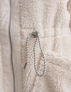 Varley Logan Sherpa Coat - Sandshell -The Sports Edit varley logan sherpa coat sandshell var02219 4